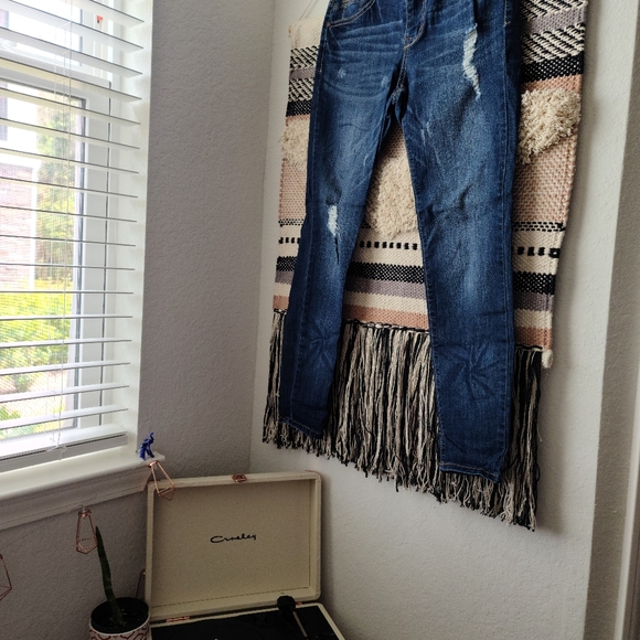 Women's stretch and distress denim - Picture 2 of 4